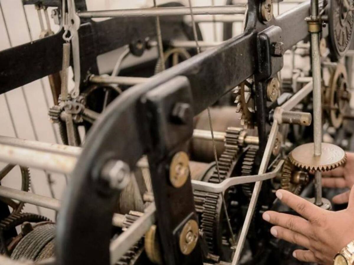 Mantenimiento al Reloj Público de Cartagena se hace semanalmente