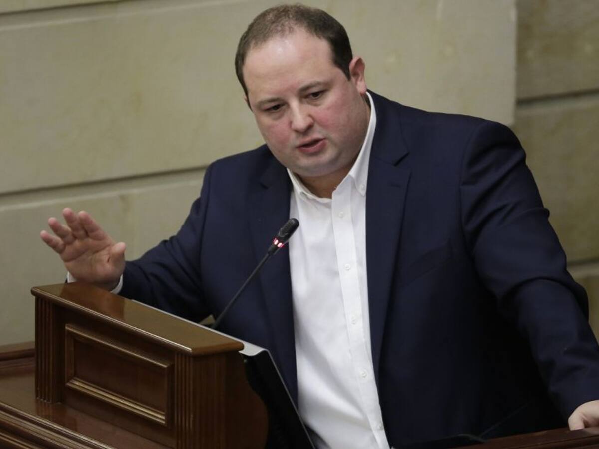 Senador bolivarense propone reducir Gobierno y Congreso