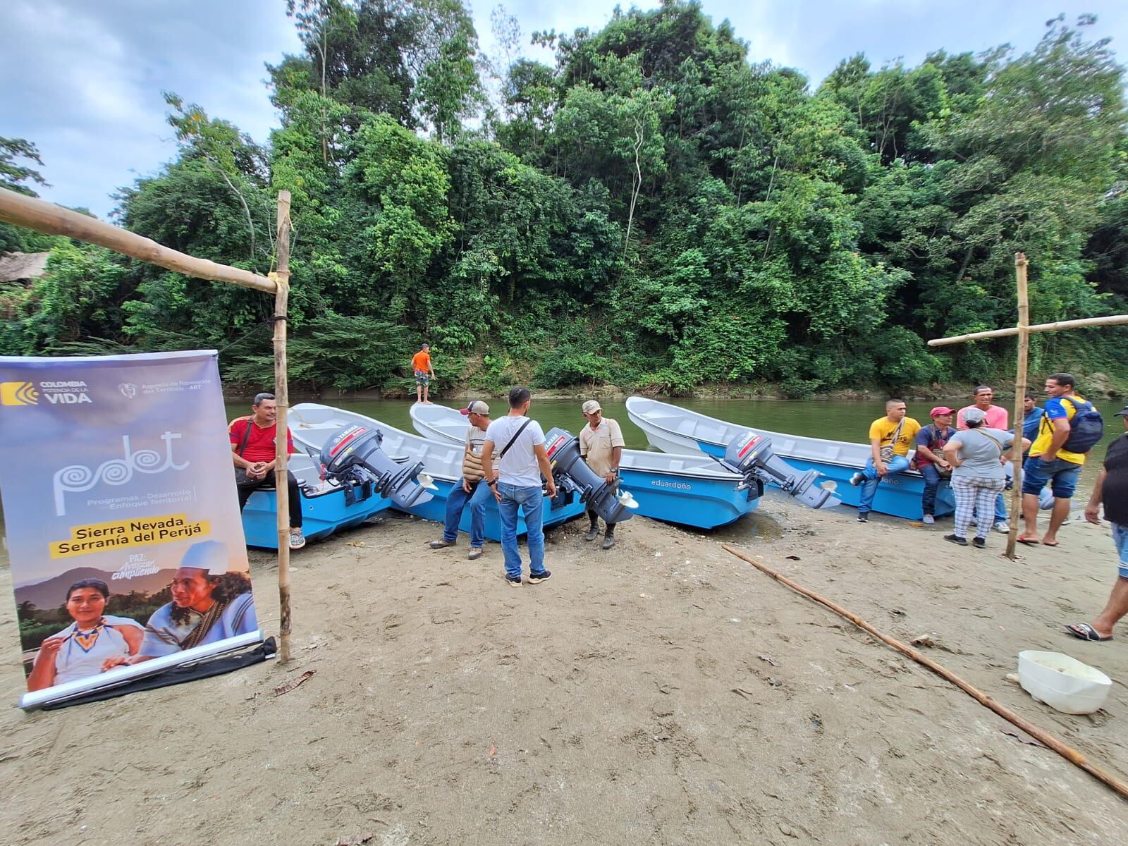 Lanchas entregadas a pescadores de Guachaca y Buritaca en Santa Marta . ART