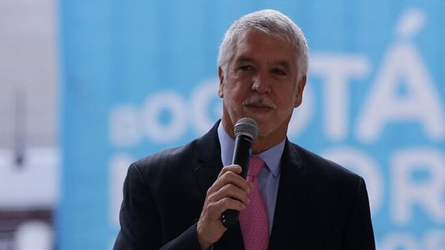 Alcalde Peñalosa posesionó a la nueva secretaria de Educación y la directora de Catastro. Foto: Colprensa