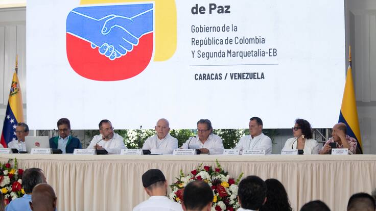 AME6238. CARACAS (VENEZUELA), 24/06/2024.- El consejero comisionado de paz del Gobierno de Colombia, Otty Patiño (4-i), habla en la instalación del primer ciclo de negociaciones con la Segunda Marquetalia este lunes, en Caracas (Venezuela). Las delegaciones del Gobierno de Colombia y la Segunda Marquetalia -disidencia de las FARC integrada por exguerrilleros que abandonaron el acuerdo de paz de 2016- instalaron &quot;formalmente&quot; este lunes la mesa de diálogo de paz del primer ciclo de negociaciones, que se prevé dure cinco días, en los que se abordará el desescalamiento del conflicto y las condiciones para la convivencia pacífica, entre otros asuntos. EFE/ Ronald Peña R.