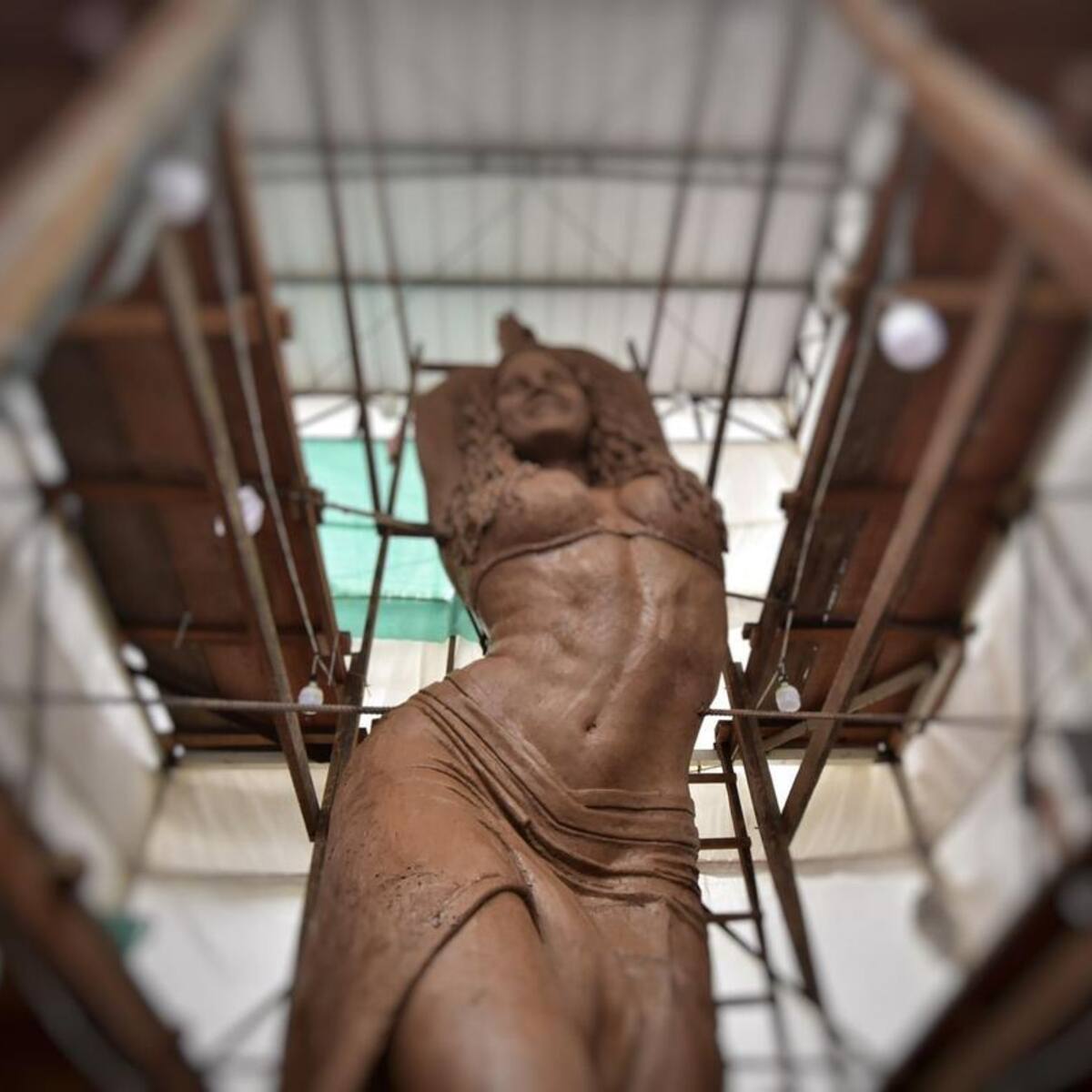 Inició la instalación de la estatua de Shakira en el Gran Malecón de Barranquilla
