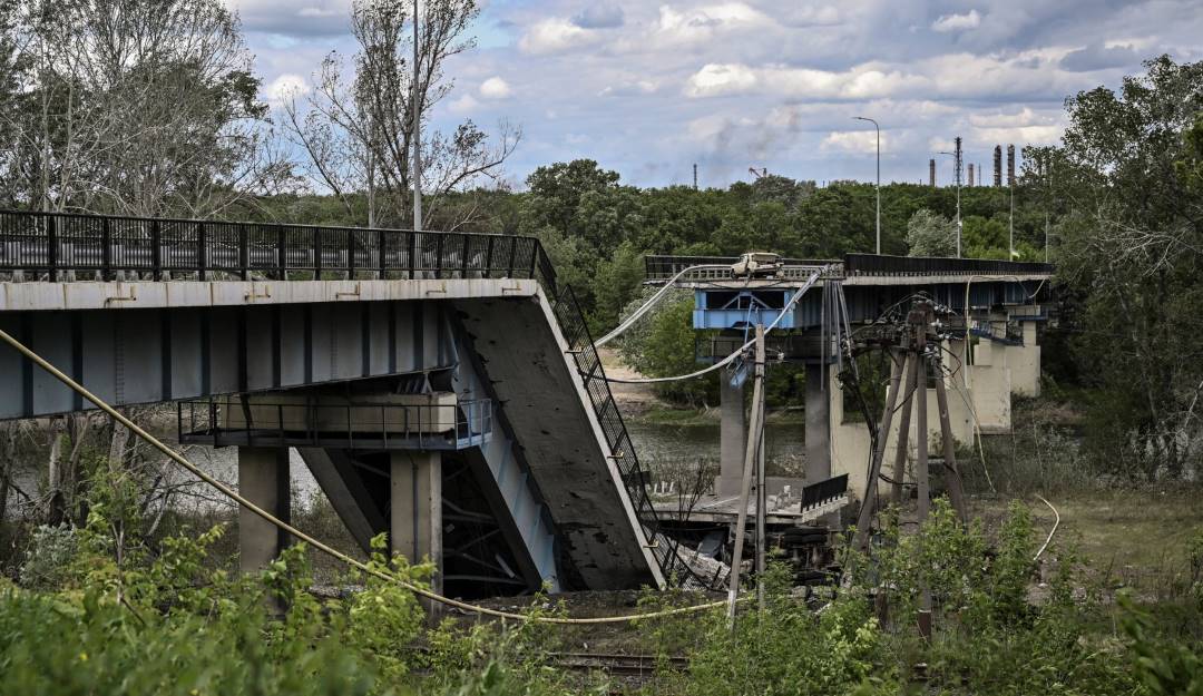 Destrucción de puente de acceso a la ciudad ucraniana de Severodonetsk en cercanías de la frontera con Rusia.                Foto: Getty 
