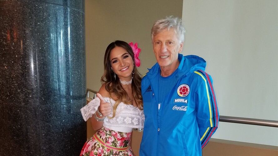 Valeria Abuchaibe Rosales sostuvo un breve encuentro con el director técnico de la Selección, José Néstor Pékerman. Foto: Carnaval S.A