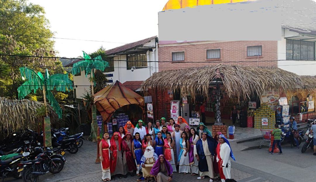 Los habitantes de San Agustín se unen para celebrar Navidad.