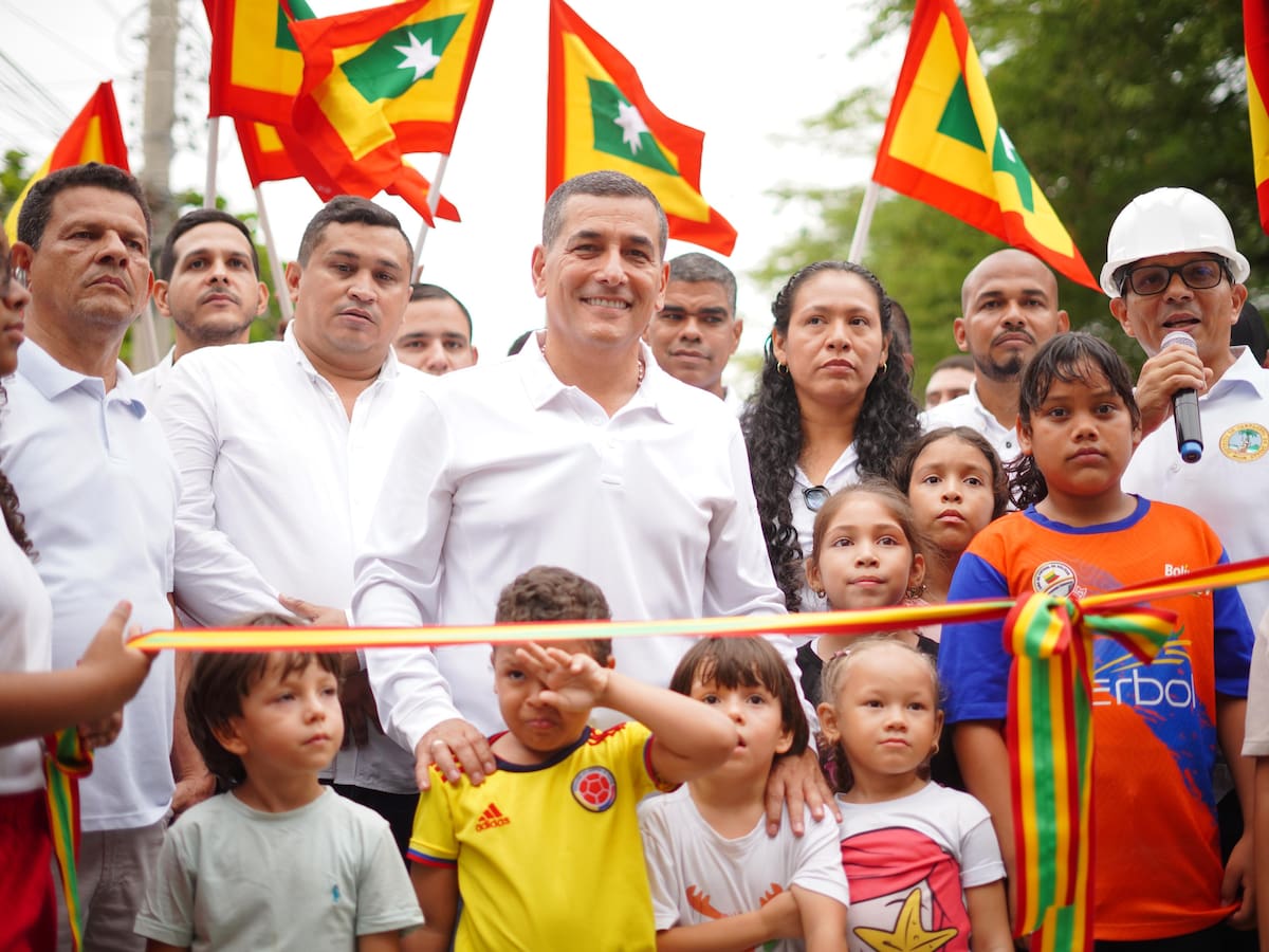 Alcalde Dumek Turbay entregó vía principal y cancha múltiple renovada en barrio Nuevo Bosque