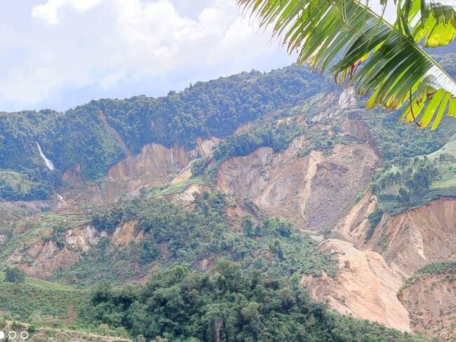 En el municipio de La Plata las autoridades realizaron la evacuación de familiar ante el riesgo reportado por el represamiento de una quebrada.