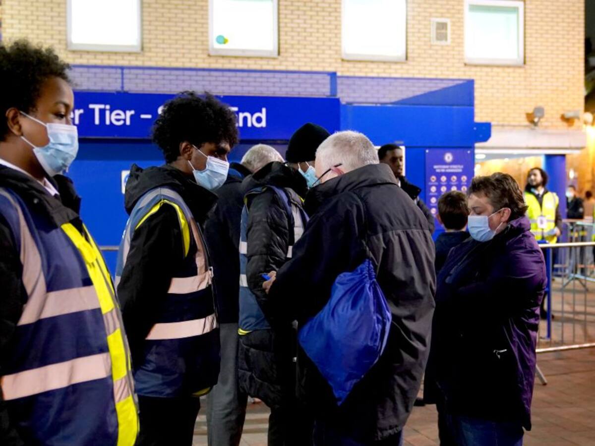 Oleada de partidos aplazados en Premier League por brote de covid-19