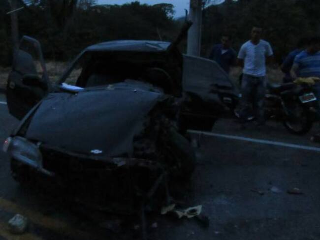 Un vehículo particular chocó contra un camión