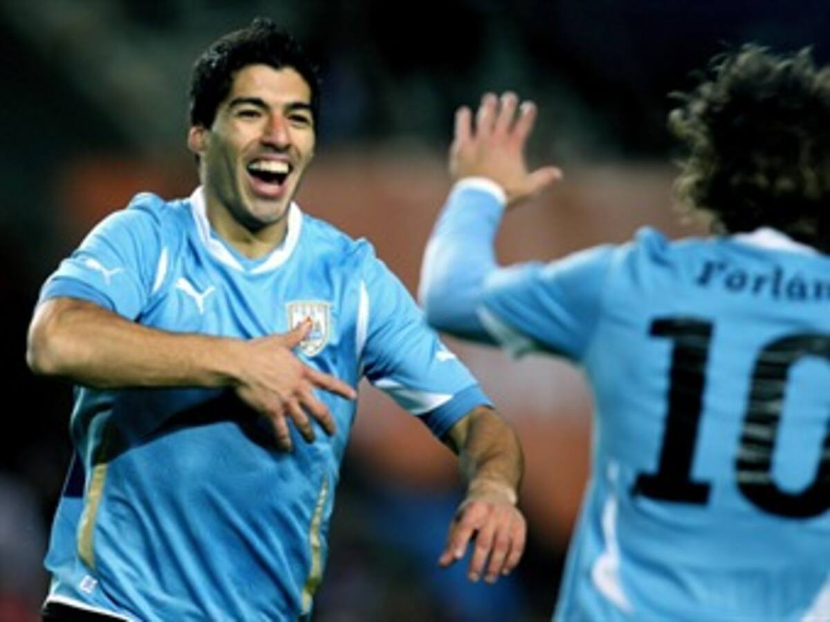Uruguayos Suárez y Coates esperan que el Monumental se vista de celeste