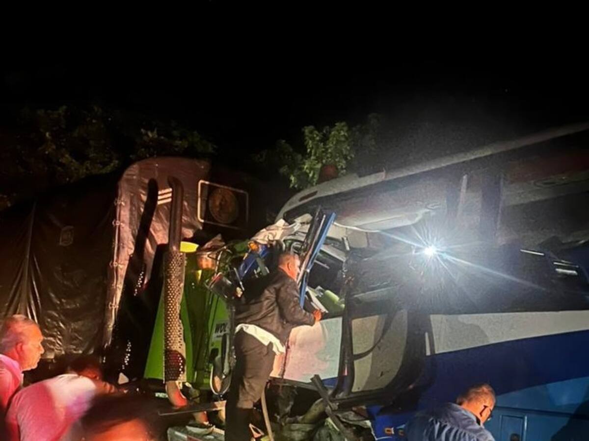 Reportan tres muertos y más de 20 heridos en accidente de tránsito en vía hacia Guachaca