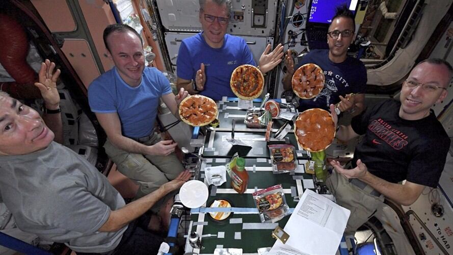 Astronautas preparan pizza en estación espacial. Foto: Associated Press - AP