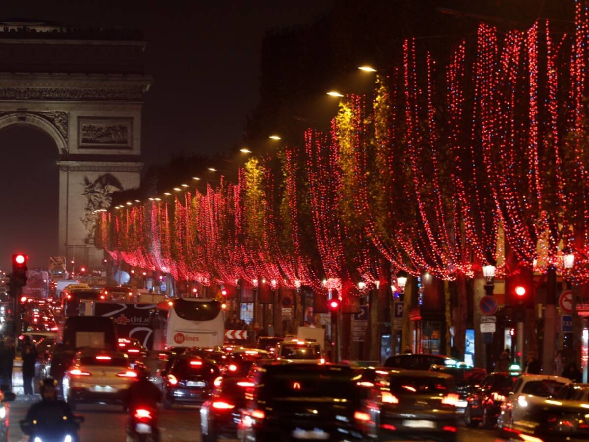 ¡Emocionante! París ya le dio la bienvenida a la Navidad