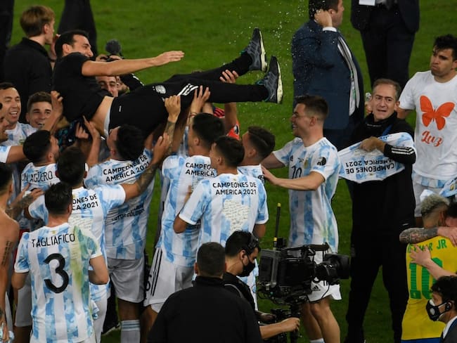 Jugadores de Argentina alzando a Lionel Scaloni 