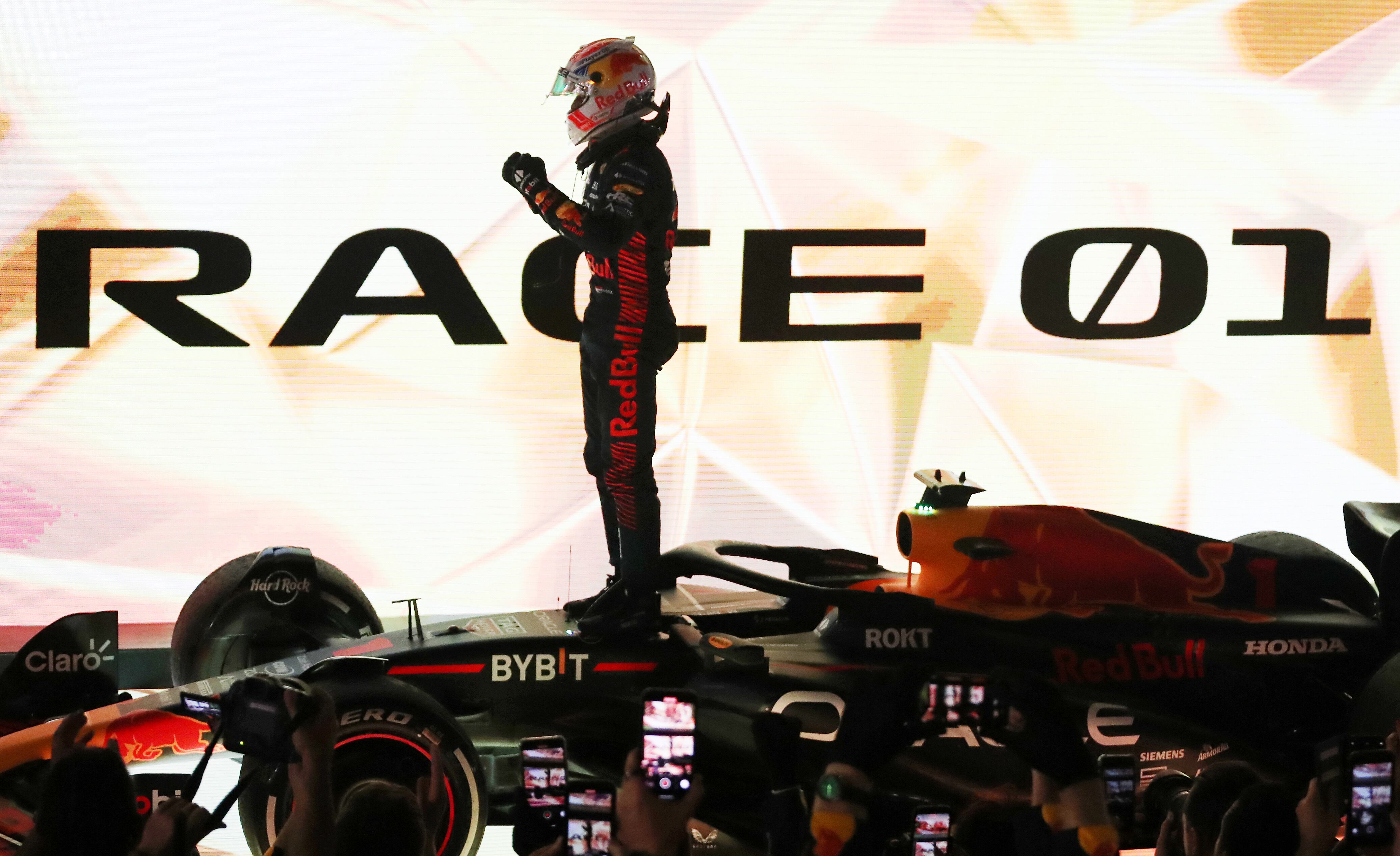 BAHREIN, BAHREIN - 05 DE MARZO: El ganador de la carrera Max Verstappen de los Países Bajos y Oracle Red Bull Racing celebran en el parque cerrado durante el Gran Premio de F1 de Bahrein en el Circuito Internacional de Bahrein el 05 de marzo de 2023 en Bahrein, Bahrein. (Foto de Peter Fox/Getty Images)