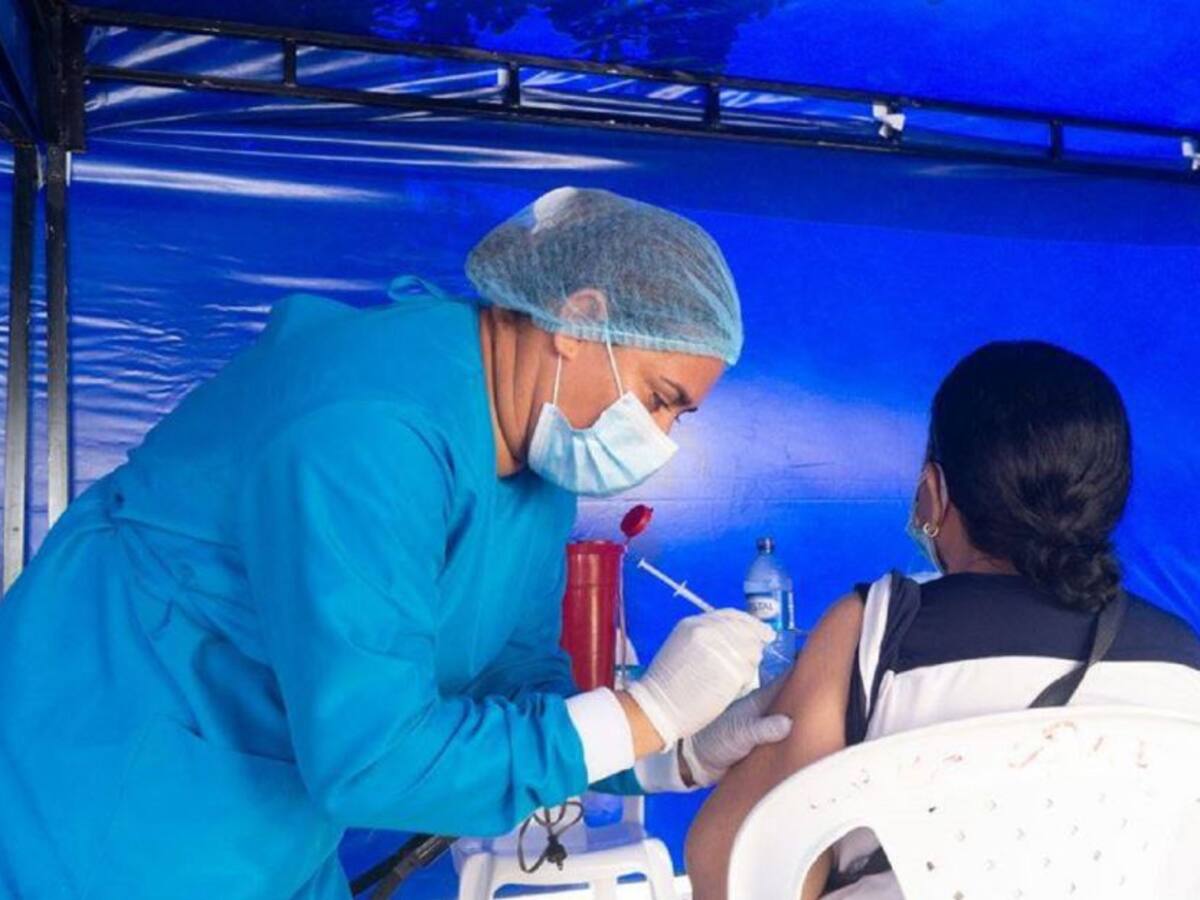 Mayores de 18 años sin comorbilidades podrán vacunarse contra el COVID