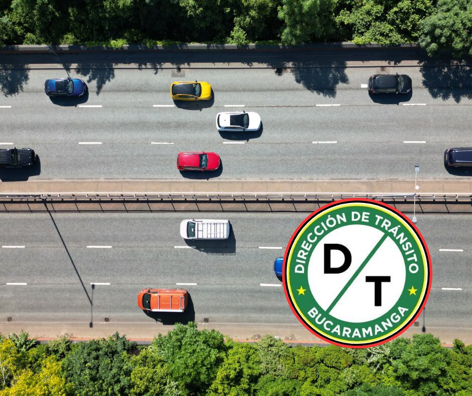 Carros circulando y logo Dirección de Tránsito de Bucaramanga (Getty Images)