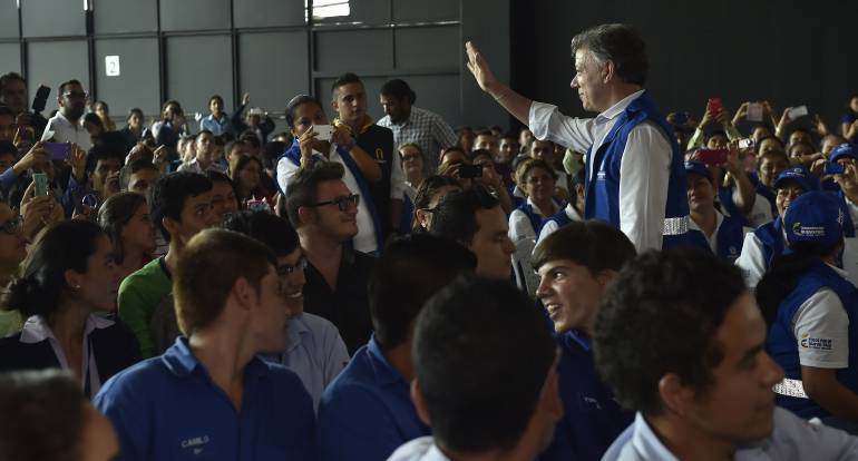 Presidente Santos con estudiantes en Bucaramanga.