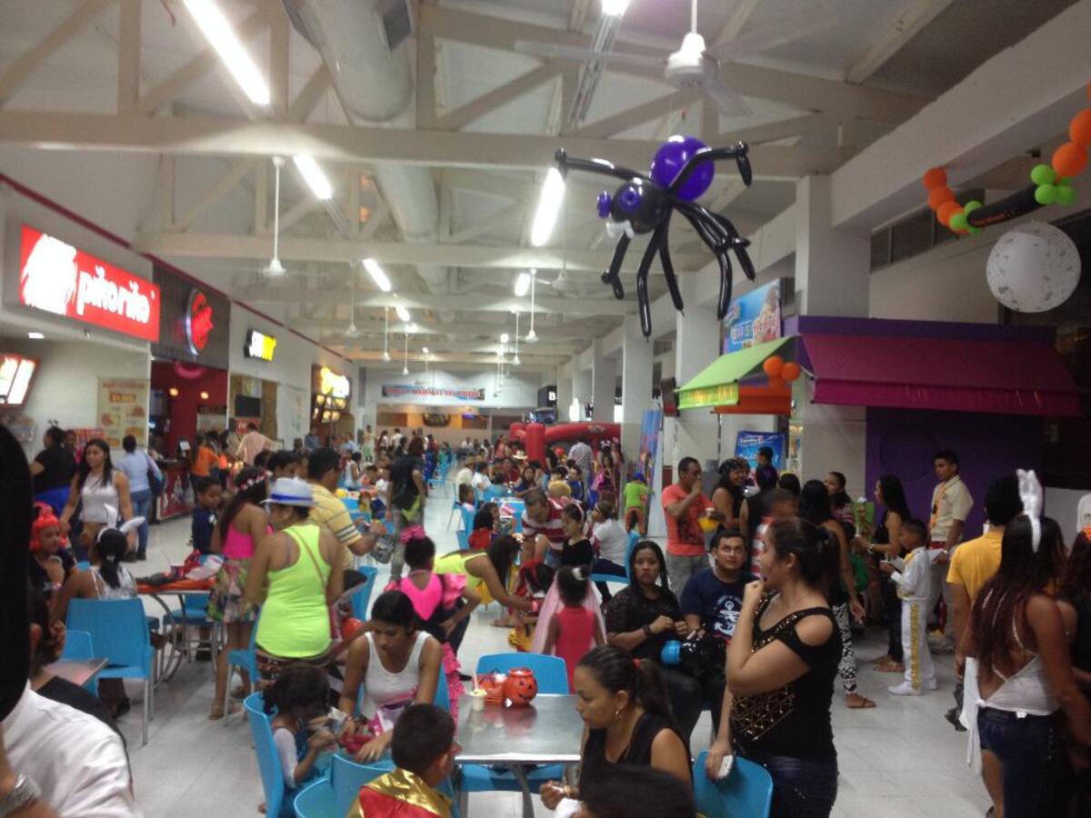 Un espacio climatizado con tiendas como Reebok, Converse, Puma y Nike en Big Box; Bata y Simeon con el estilo que los caracterizan, además de una amplia zona de comidas.