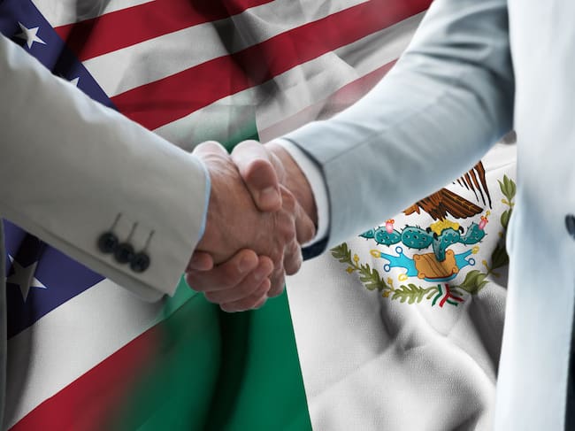 Imagen de referencia. Banderas Mexico y Estados Unidos / Apretón de manos de negociación: Getty Images.
