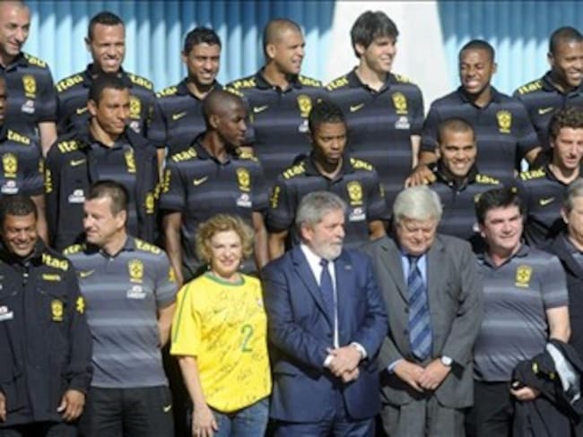 MUNDIAL/ Brasil emprendió viaje a Sudáfrica después de visitar al presidente Lula