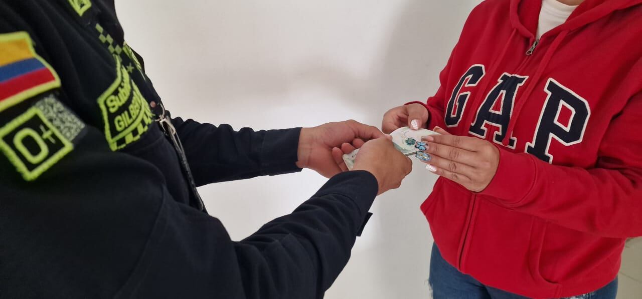 Regresan dinero perdido en San José en Caldas