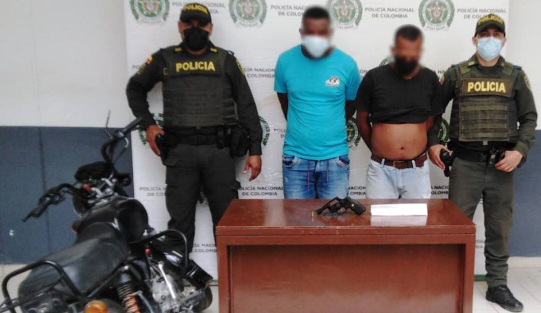 Además se llevó a cabo la incautación de 479 dosis de alucinógenos, cinco armas de fuego y 110 armas corto-punzantes