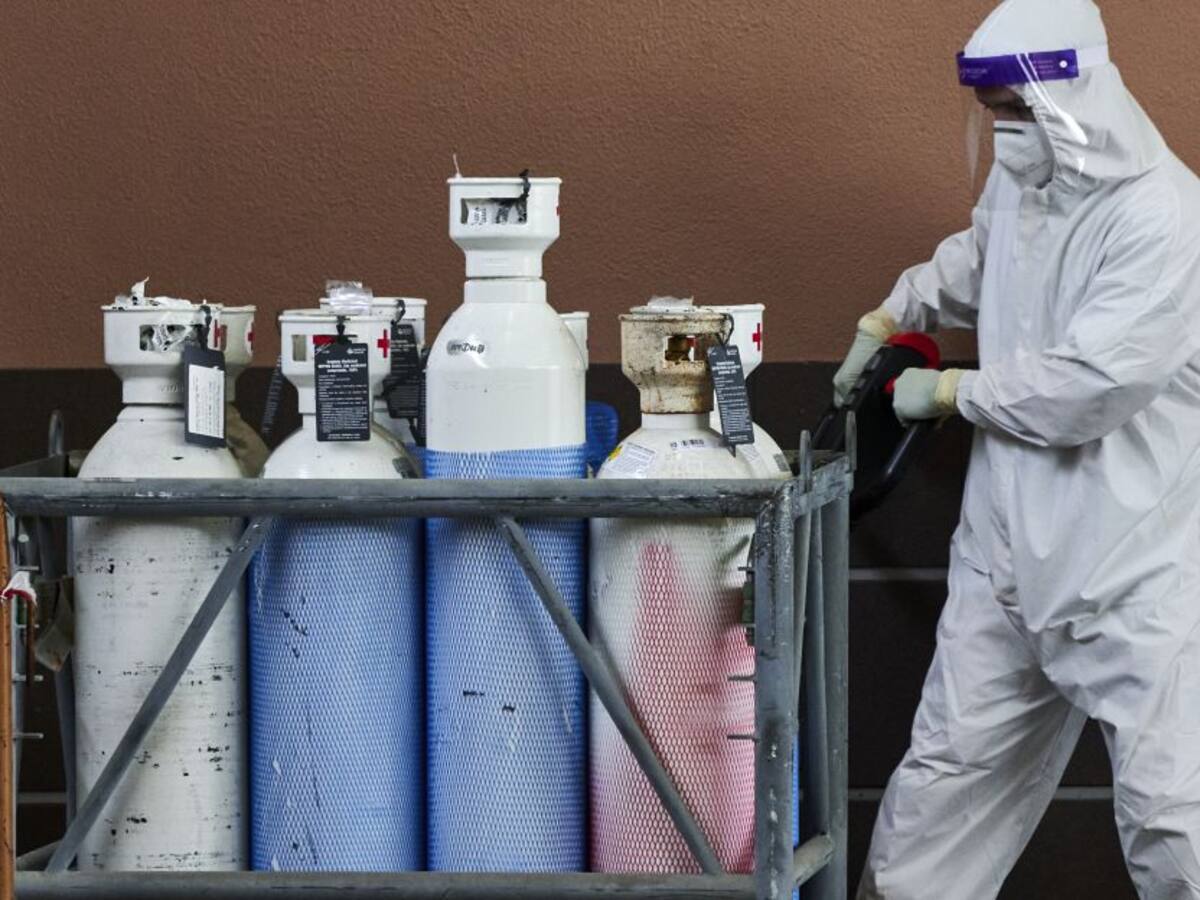 Más de 6.000 concentradores y cilindros de oxígeno siguen represados