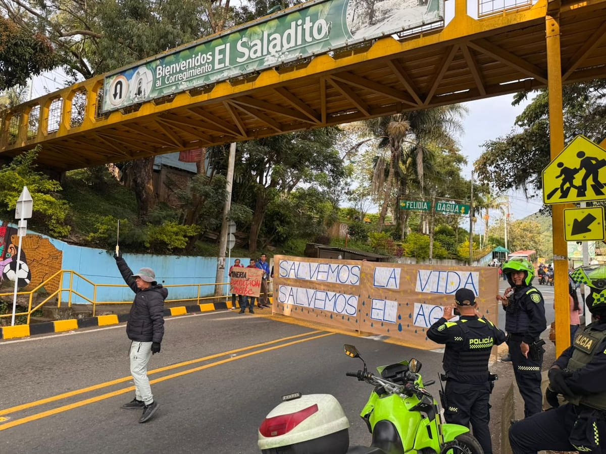 Habitantes de la zona rural de Cali bloquean vía al mar protestando contra la minería ilegal