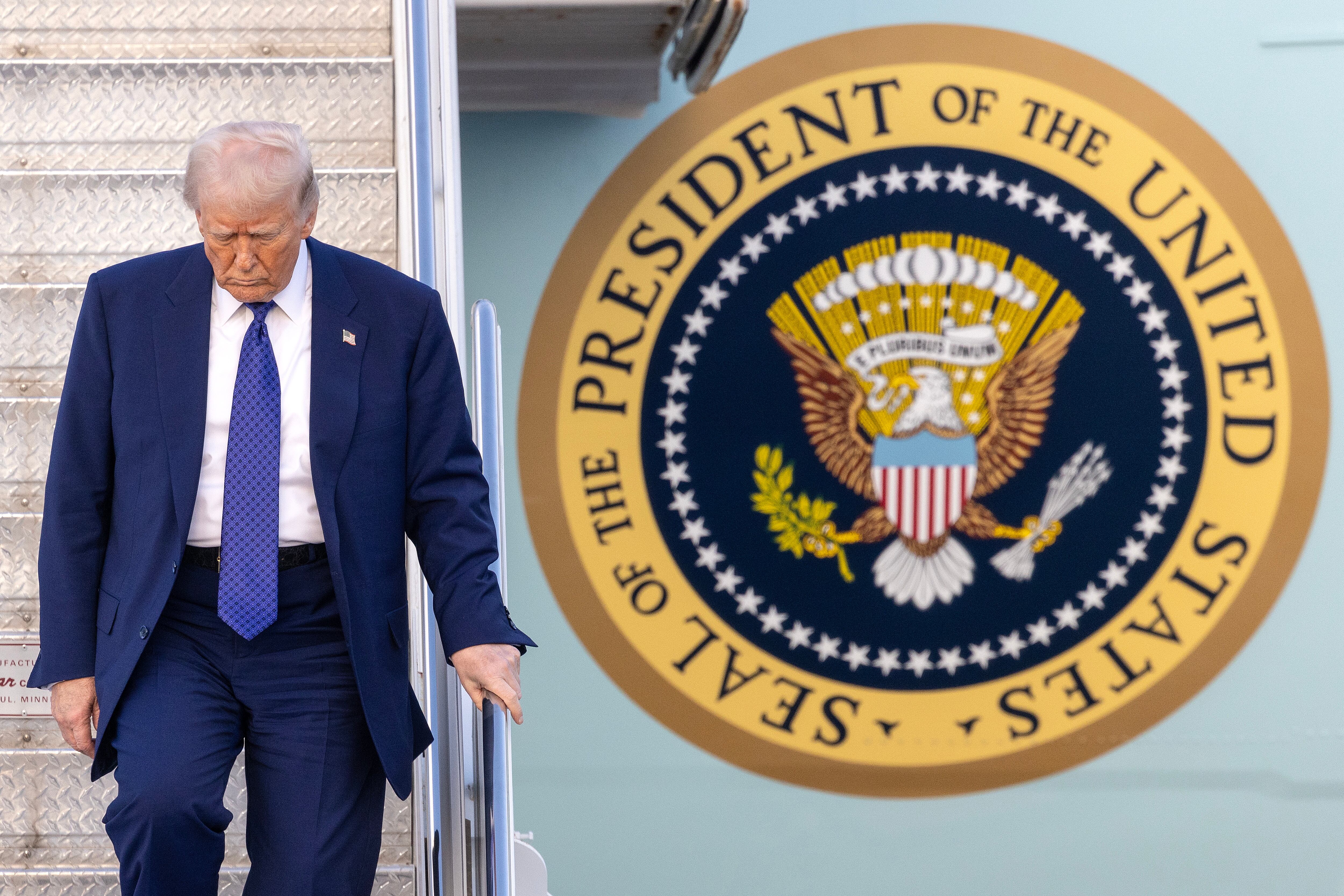 -FOTODELDÍA- WEST PALM BEACH (Estados Unidos), 15/02/2025.- El presidente estadounidense Donald J. Trump desciende del Air Force One después de llegar al aeropuerto de West Palm Beach en West Palm Beach, Florida, EE.UU., el 14 de febrero de 2025. EFE/CRISTOBAL HERRERA-ULASHKEVICH