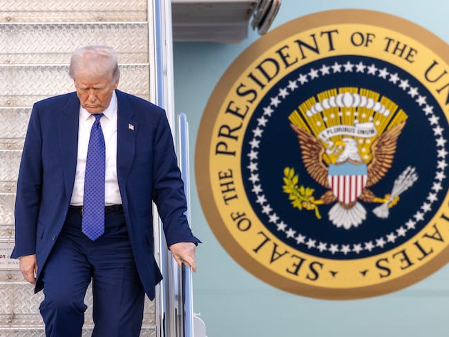 -FOTODELDÍA- WEST PALM BEACH (Estados Unidos), 15/02/2025.- El presidente estadounidense Donald J. Trump desciende del Air Force One después de llegar al aeropuerto de West Palm Beach en West Palm Beach, Florida, EE.UU., el 14 de febrero de 2025. EFE/CRISTOBAL HERRERA-ULASHKEVICH