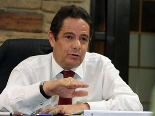 Uribismo se prepara para desconocer triunfo de Santos: Vargas Lleras