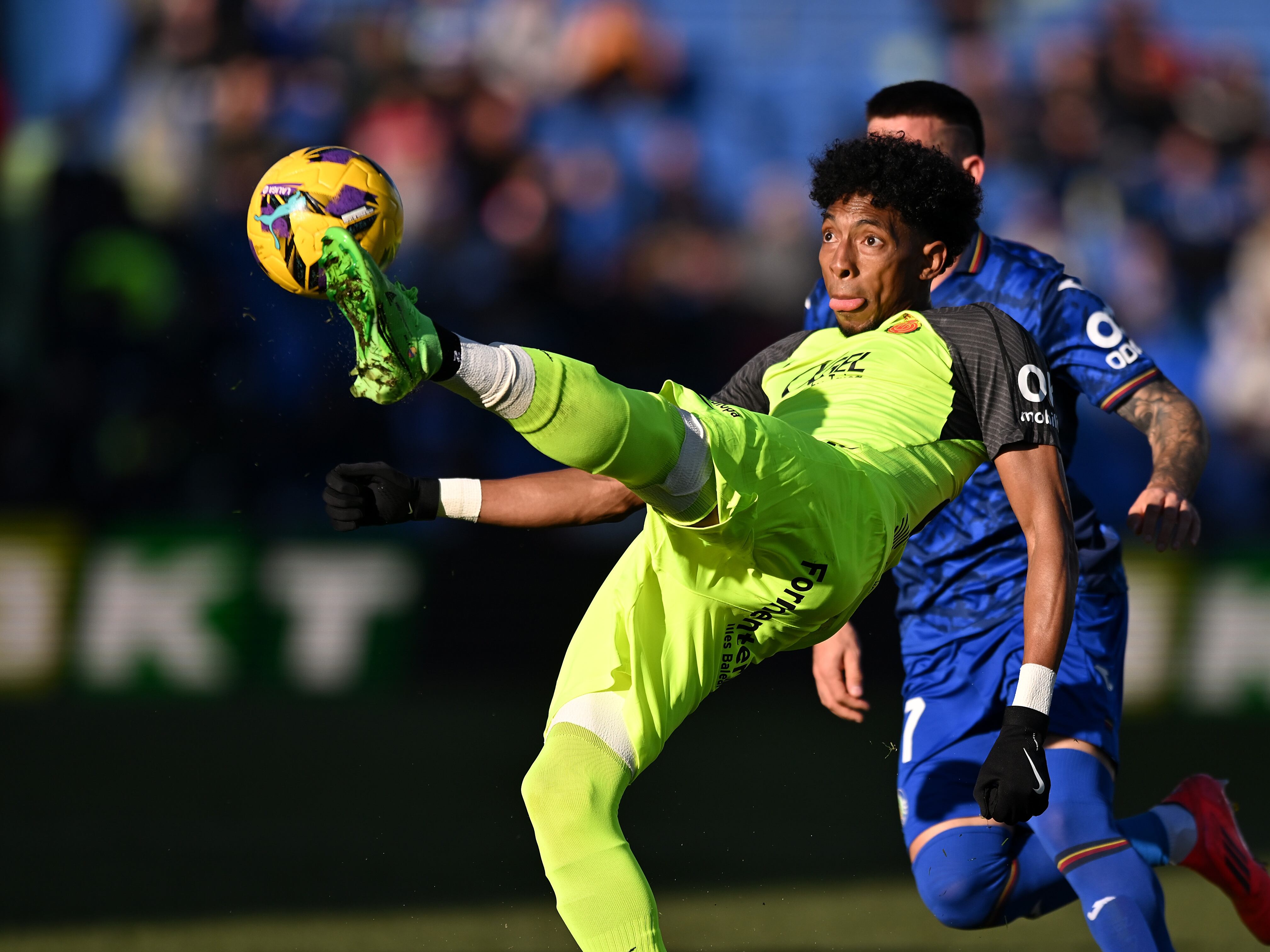GETAFE, SPAIN - DECEMBER 21: Johan Mojica of RCD Mallorca clears the ball away from Alvaro Rodriguez of Getafe CF during the LaLiga match between Getafe CF and RCD Mallorca at Coliseum Alfonso Perez on December 21, 2024 in Getafe, Spain. (Photo by Denis Doyle/Getty Images)