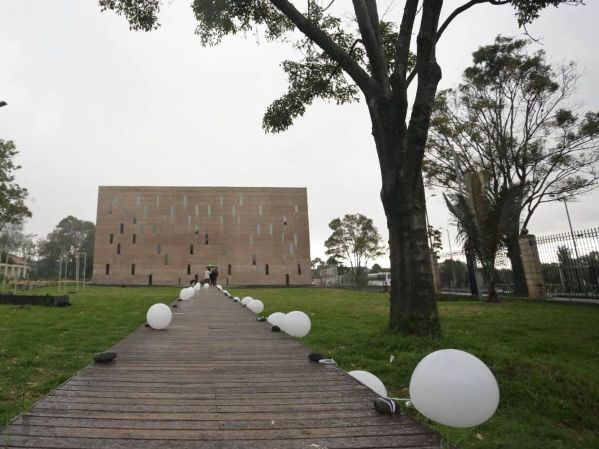 Asociaciones retiran documentos del conflicto armado del Centro de Memoria