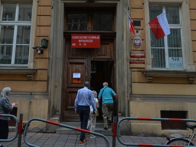 Los polacos votan entre medidas de higiene y fuerte polarización política