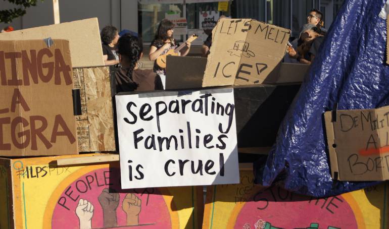 Carteles en contra de la orden ejecutiva del presidente Trump sobre inmigración.