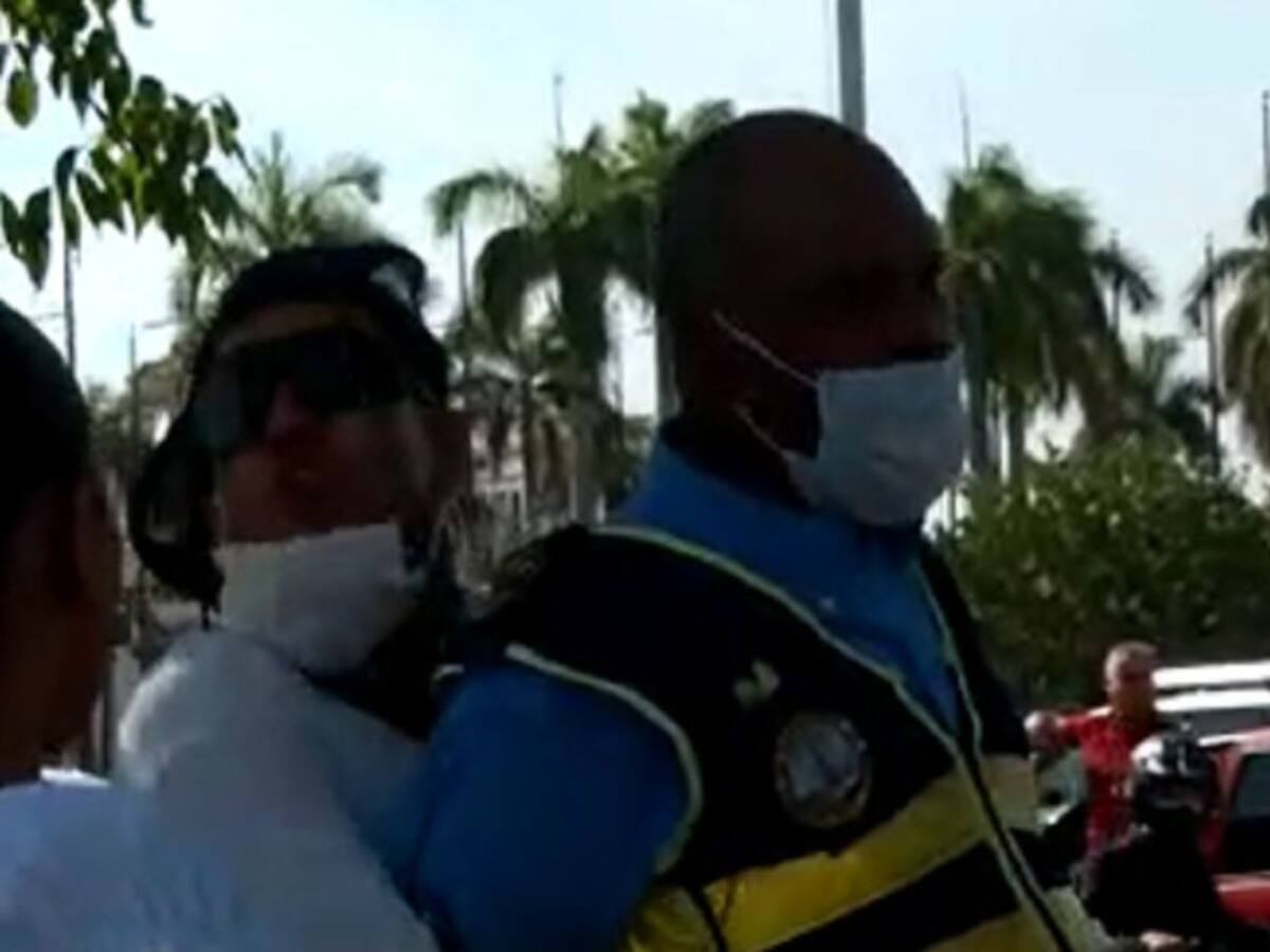 Turistas denuncian que agente les cobró dinero para evitar un comparendo