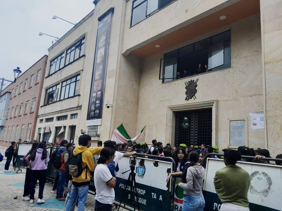 Sigue la protesta de estudiantes quienes exigen la entrega de 16 colegios en Ibagué
