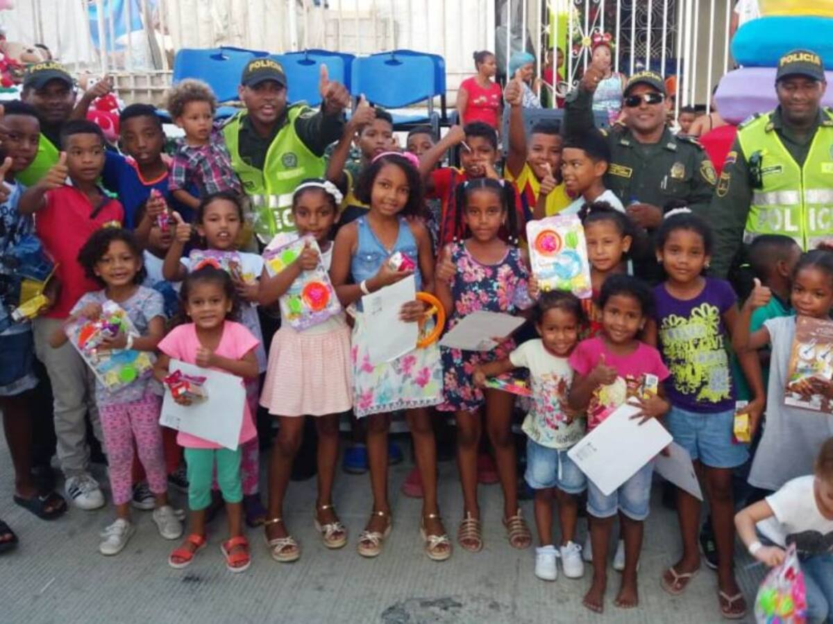 Con un pesebre móvil, la policía de Cartagena visita sectores vulnerables