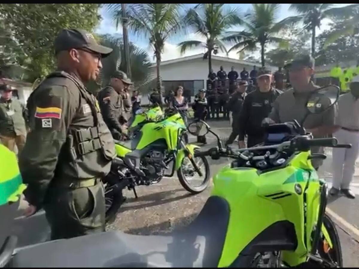Gobernación de Antioquia refuerza la seguridad en Urabá con entrega de 15 motocicletas a la Policía