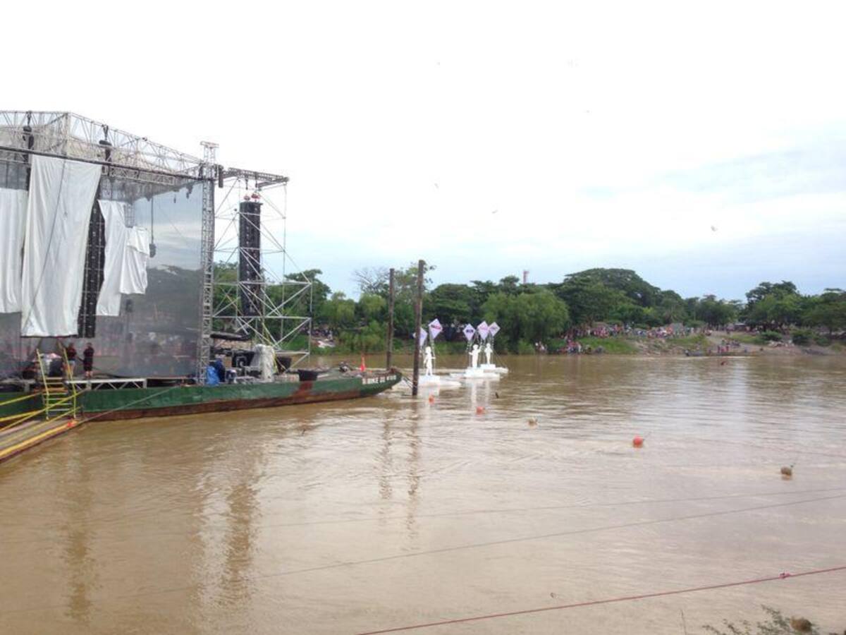 Las playas del Río Sinú se llenan de espectadores ansiosos por presenciar el primer concierto de la gira "Loco por Amor"