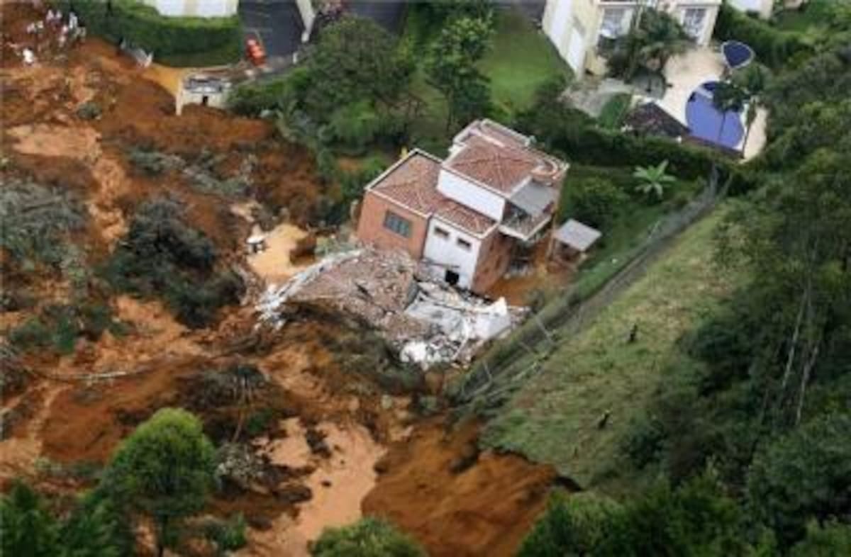 Una vivienda que se salvó, pero quedó aislada por el derrumbe
