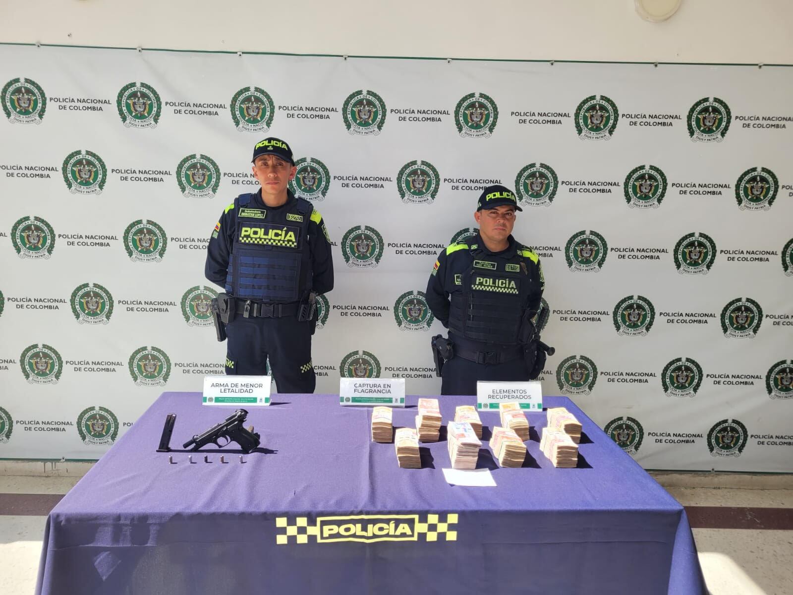 Las autoridades incautaron un arma de fuego y recuperaron el dinero que había sido hurtado. Foto: Policía Metropolitana.