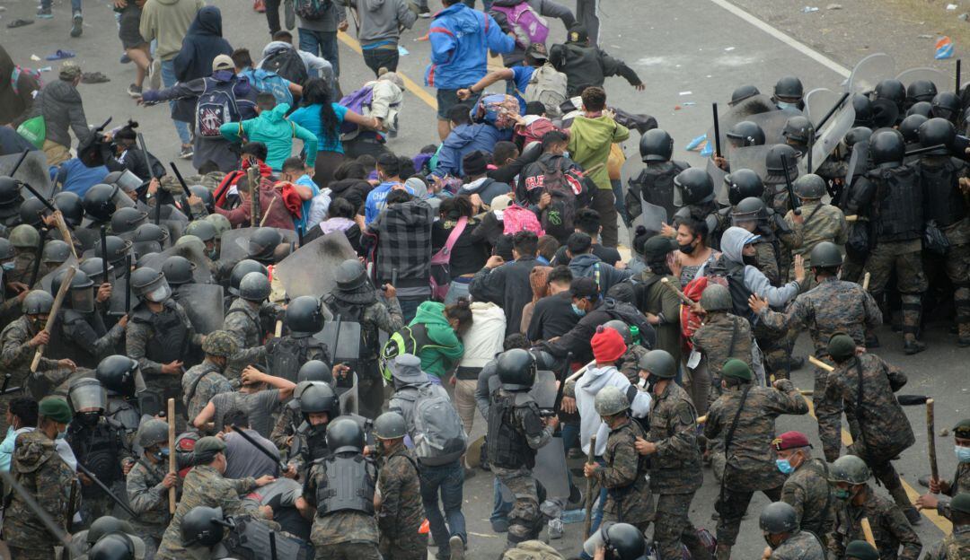 Ejército de Guatemala se enfrenta a los migrantes que partieron desde Honduras
