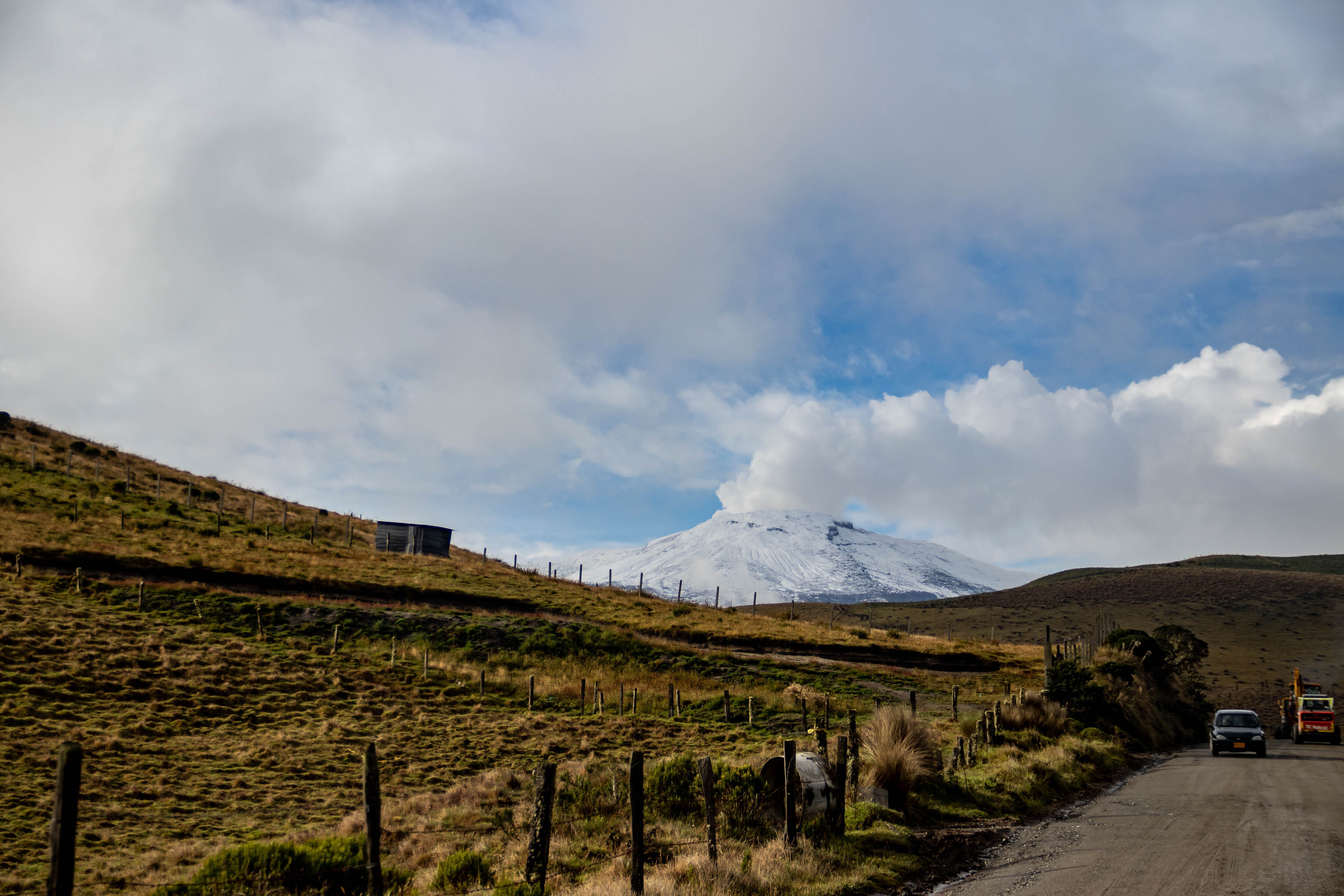 Vista de una columna de humo compuesta de gases agotados del volcán Nevado Del Ruiz en Caldas, Colombia el 01 de abril de 2023. Foto: Alexis Munera/Agencia Anadolu a través de Getty Images.