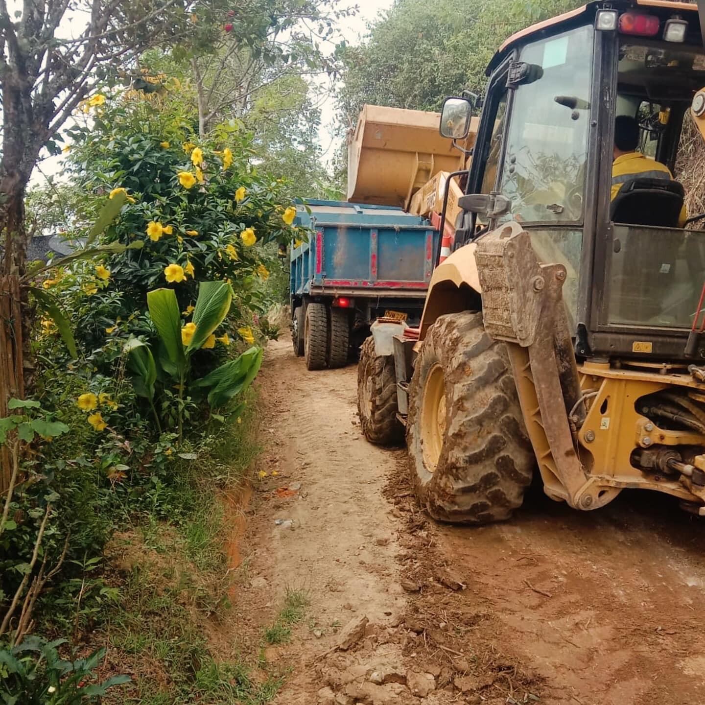 Maquinaria amarilla removiendo capa vegetal en La Merced, Caldas. Foto: Promueve Más.