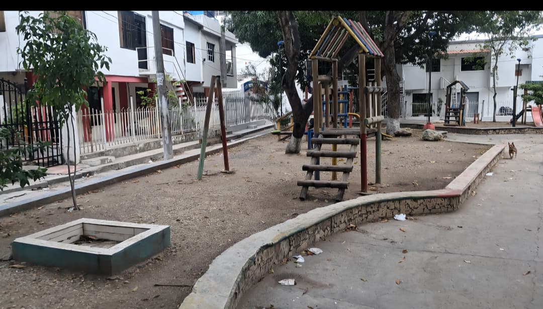 Parque Orlando Cabrera en Los Caracoles, en mal estado. // Cortesía