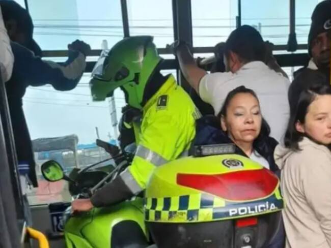 En redes sociales circulan imágenes de un policía que subió su moto a Transmilenio