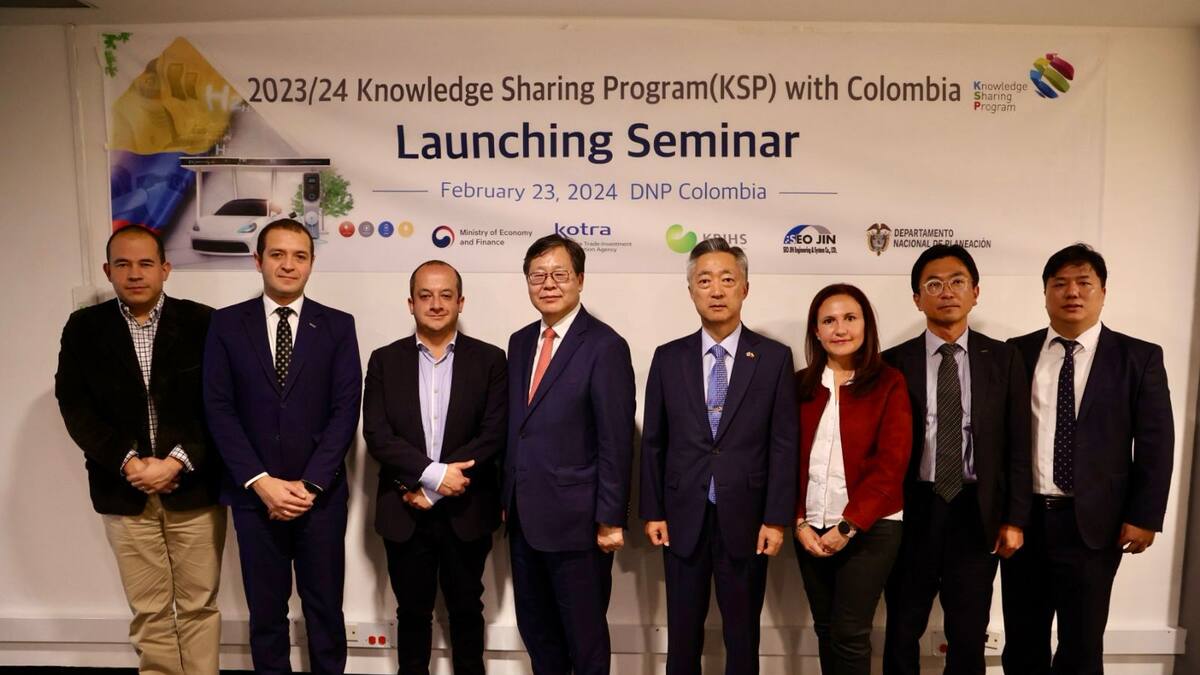 Junto con gobierno coreano Mintransporte anunció ruta para mejorar vehículos ecológicos