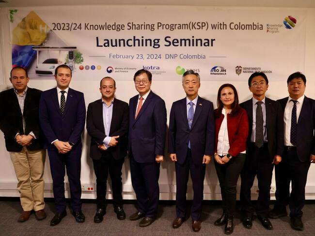 Junto con gobierno coreano Mintransporte anunció ruta para mejorar vehículos ecológicos